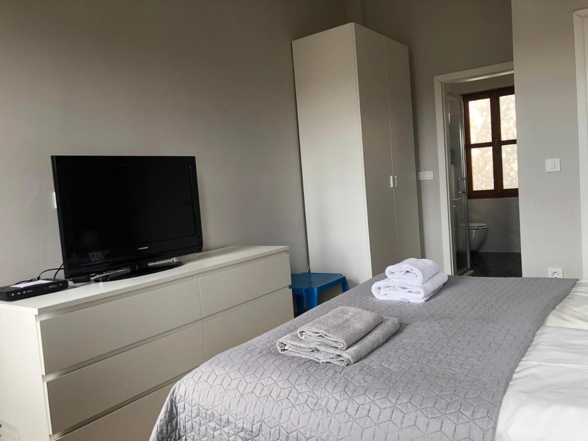 De Luxe Room In The Heart Of The City Rovigno Esterno foto