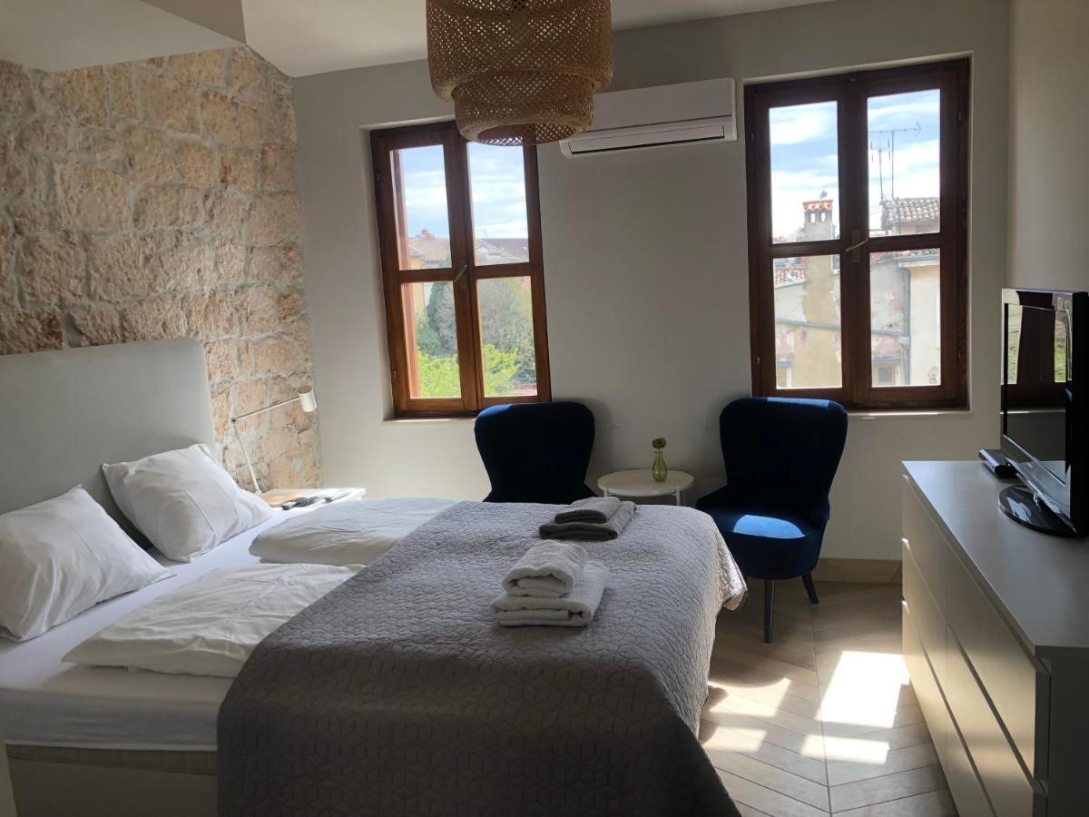 De Luxe Room In The Heart Of The City Rovigno Esterno foto